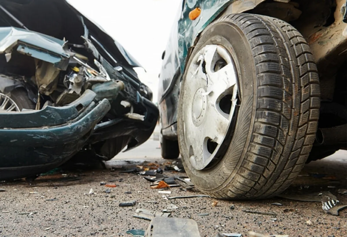 Qazaxda minik avtomobili yük maşınına çırpılıb, xəsarət alanlar var