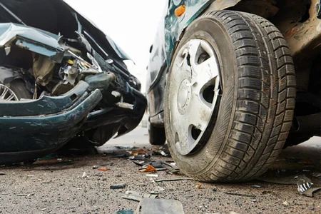 Qazaxda minik avtomobili yük maşınına çırpılıb, xəsarət alanlar var