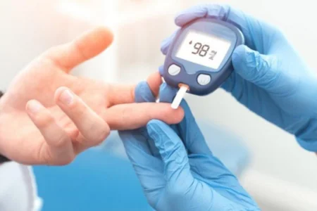 Qanda şəkərin səviyyəsinin qəfil dəyişməsinə təsir edən başlıca amillər açıqlandı