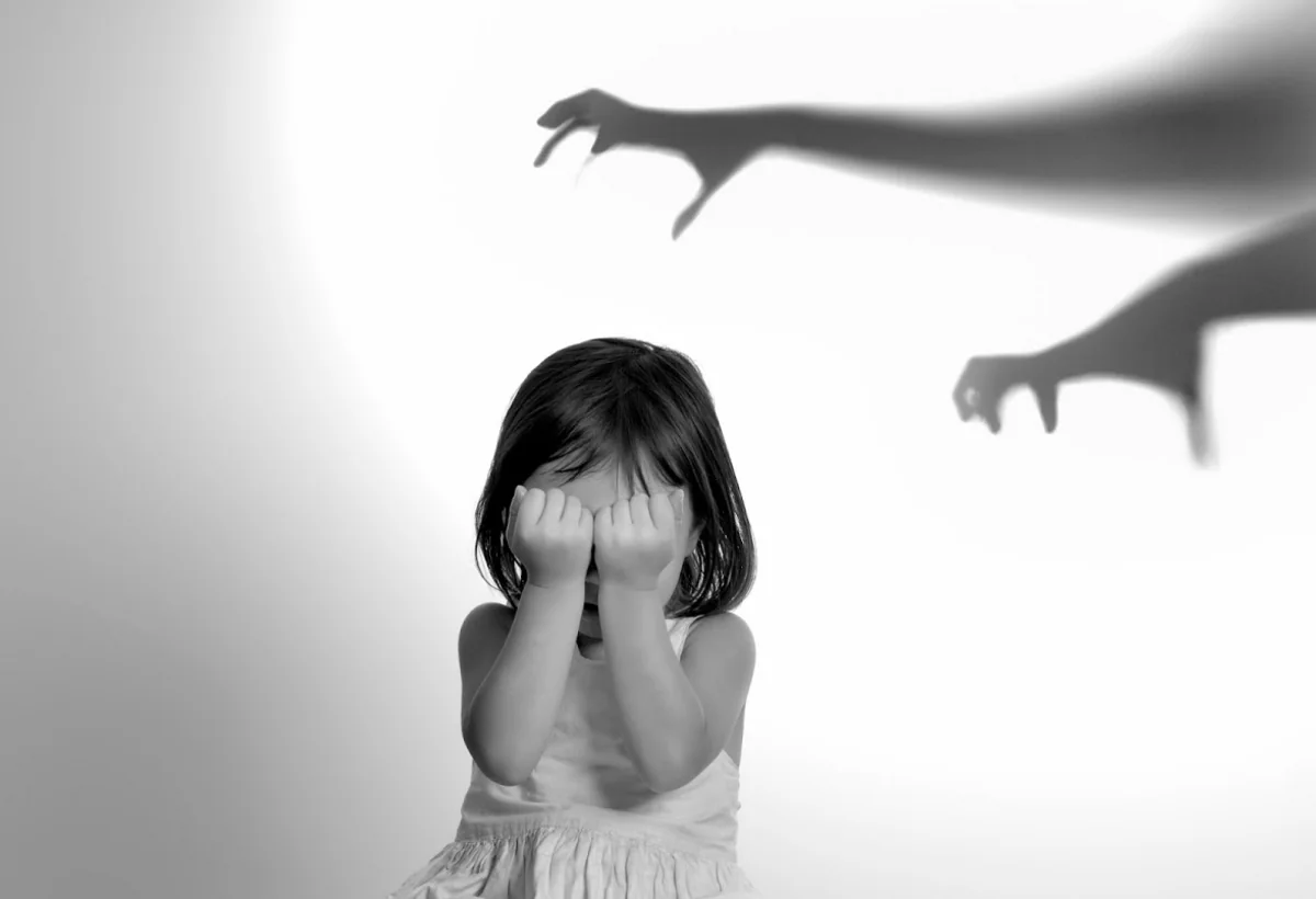 Keçməyən ağrıların gizli səbəbi – uşaqlıq dövrünün travmaları