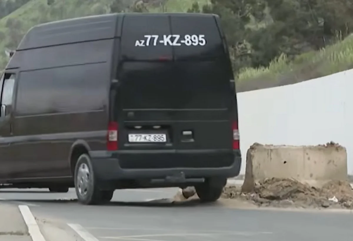 Bakıda sürücülərə təhlükə yaradan beton maneələr - VİDEO