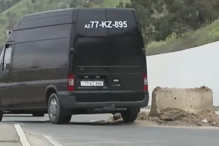 Bakıda sürücülərə təhlükə yaradan beton maneələr - VİDEO