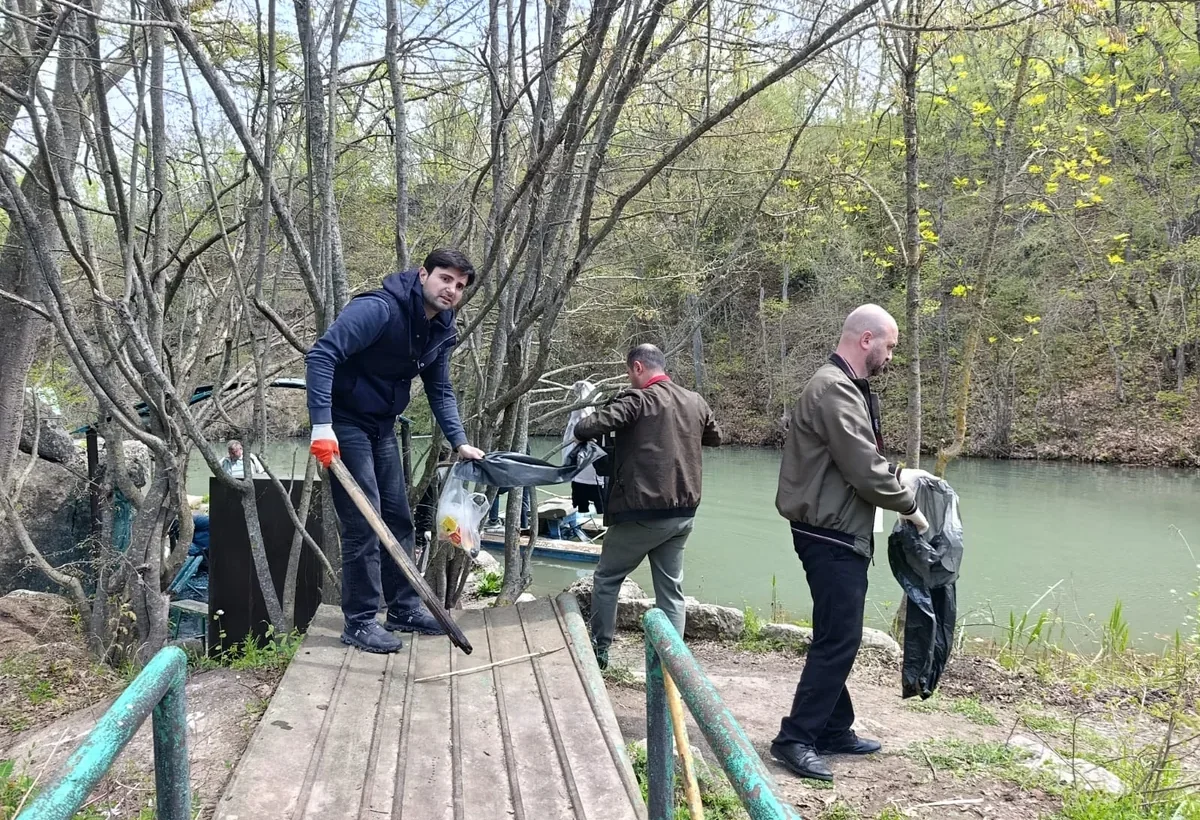Tələbələr və hotel əməkdaşları Xocalıda göl kənarını təmizlədi