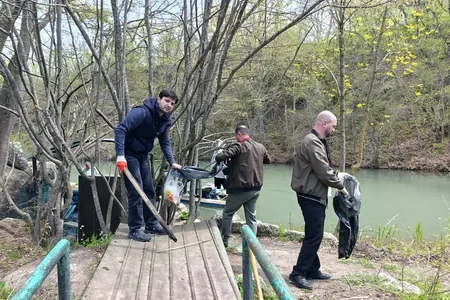 Tələbələr və hotel əməkdaşları Xocalıda göl kənarını təmizlədi