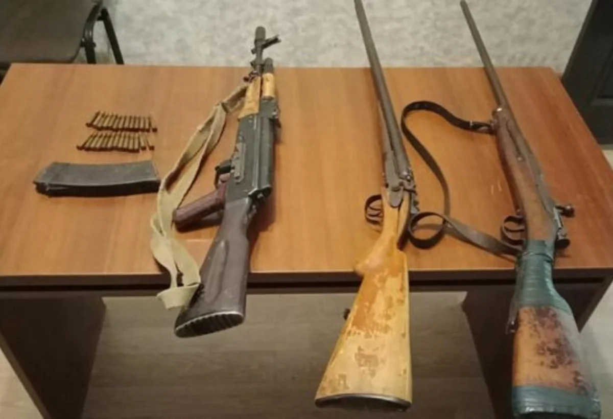Qanunsuz saxlanılan 3 tapança, 5 tüfəng götürüldü