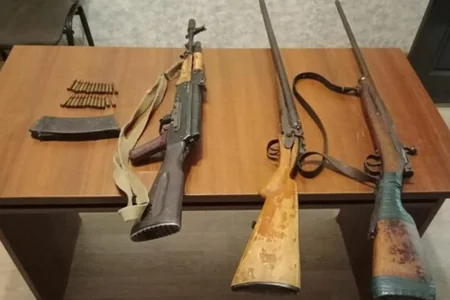 Qanunsuz saxlanılan 3 tapança, 5 tüfəng götürüldü