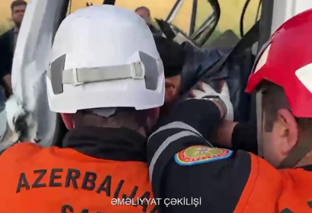Qəzadan sonra maşında sıxılı qalan şəxs belə çıxarıldı - VİDEO