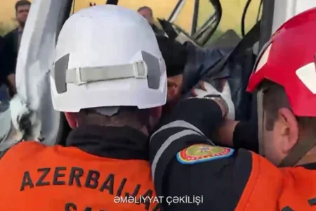 Qəzadan sonra maşında sıxılı qalan şəxs belə çıxarıldı - VİDEO