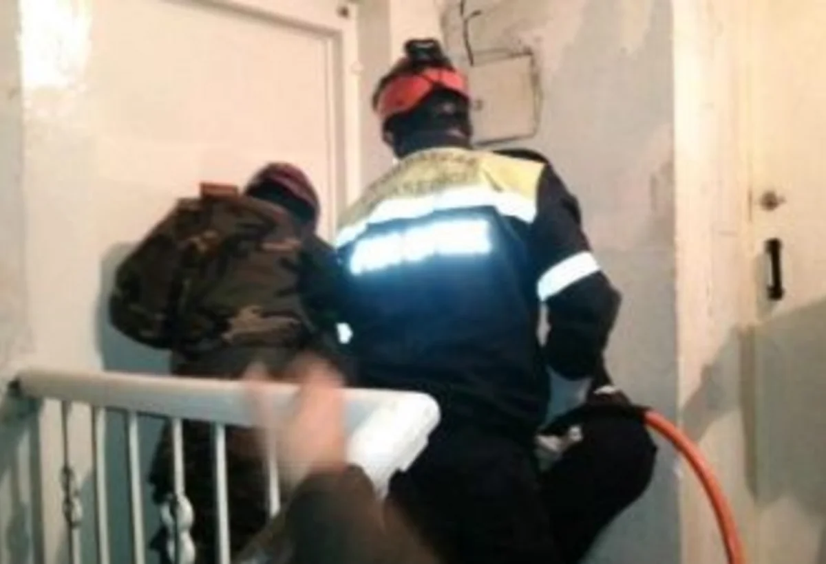 Bağlı qapı arxasından çıxarıldılar