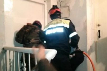 Bağlı qapı arxasından çıxarıldılar