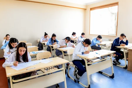 Bu gün buraxılış imtahanıdır