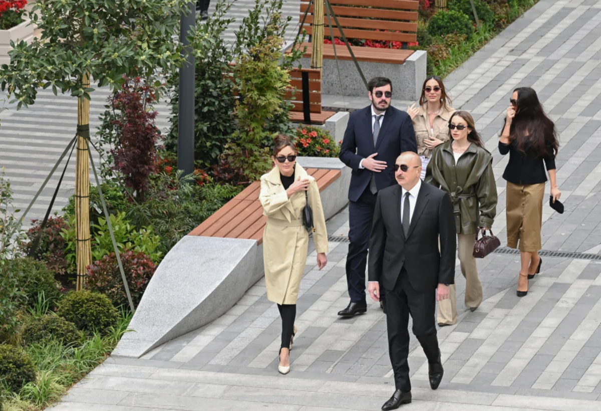 Prezident ailəsi ilə Bakıda abadlaşdırılan ərazini gəzib - FOTO