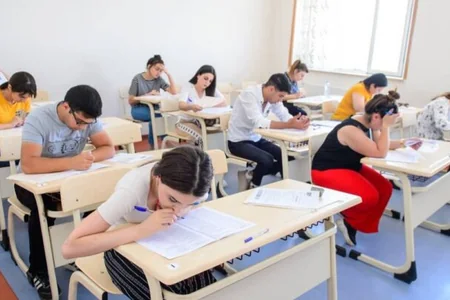 Şagird və abituriyentlər Azərbaycan dilindən imtahan verir