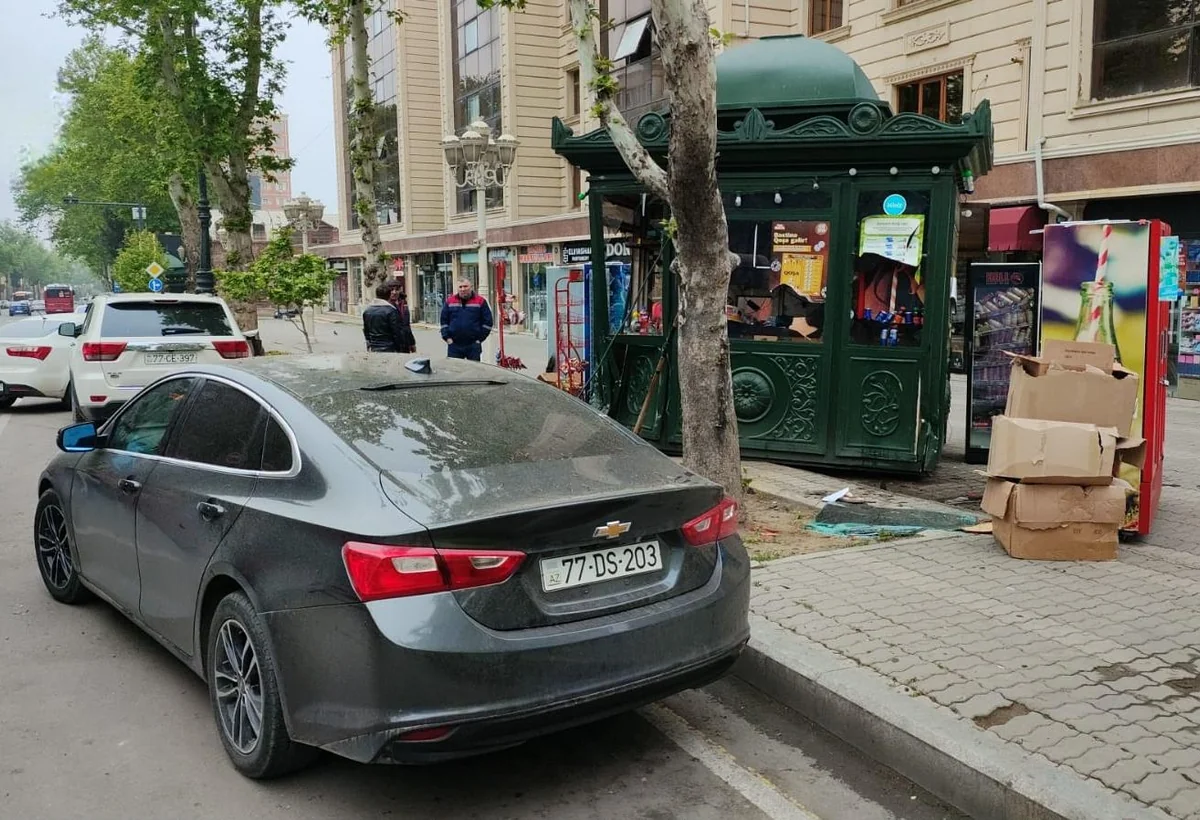 Gəncədə qəza edən BMW yol kənarındakı süpürgəçini öldürüb