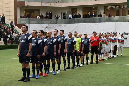 Nazirlər deputatlara qarşı - FUTBOL MEYDANÇASINDA - VİDEO