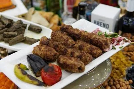 Məşhur şadlıq sarayının yeməklərində at əti aşkarlandı - FOTO