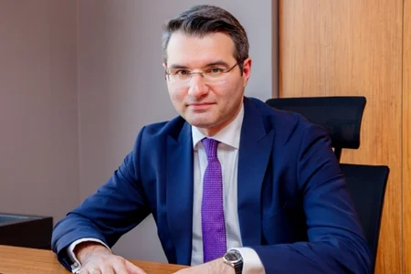 DOST-un sədri pensiya yaşına çatan müşavirini işdən çıxardı