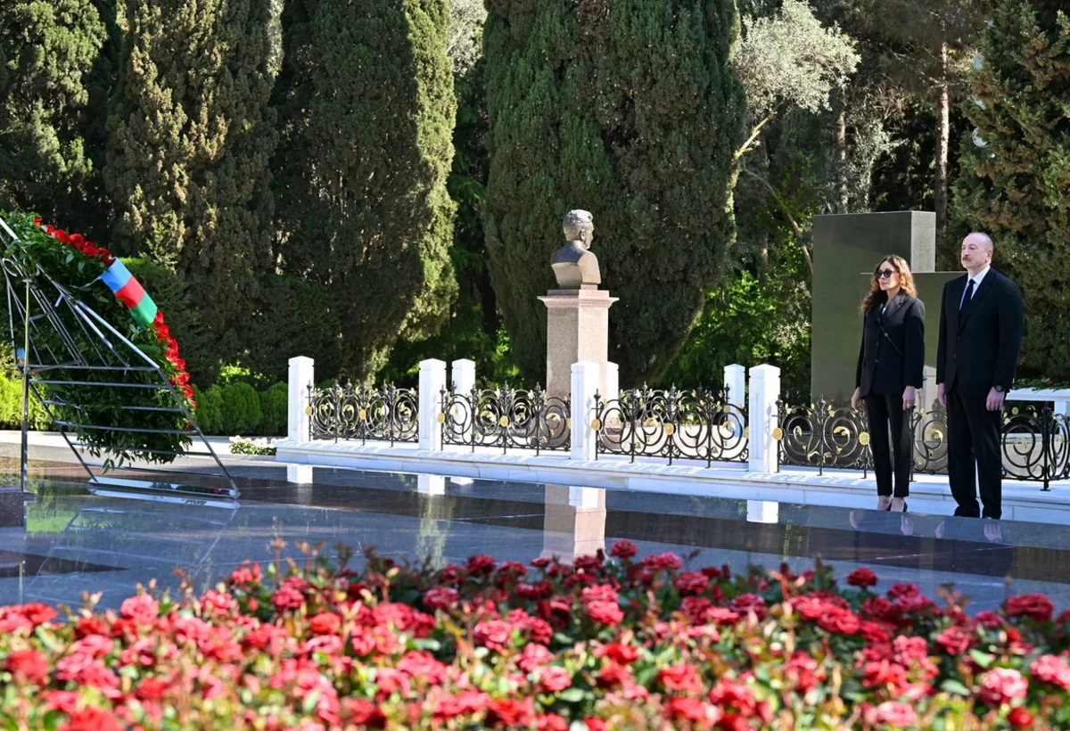 İlham Əliyev və Mehriban Əliyeva Fəxri xiyabanda Ulu Öndər Heydər Əliyevin məzarını ziyarət ediblər