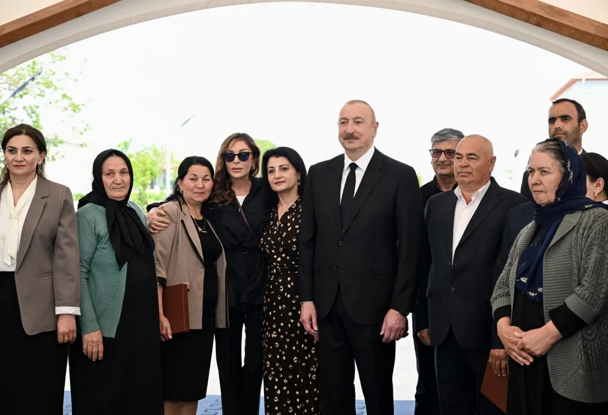 Prezident və birinci xanım Şükürbəyli kəndinə köçən sakinlərlə GÖRÜŞDƏ