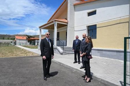 İlham Əliyev və Mehriban Əliyeva Şükürbəylidə fərdi evlərdə - FOTO