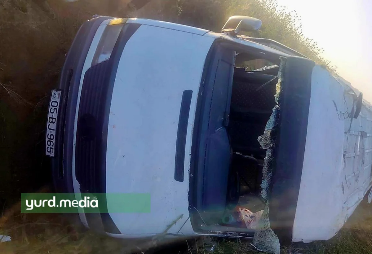 Mikroavtobus aşıb, 22 nəfər xəsarət alıb