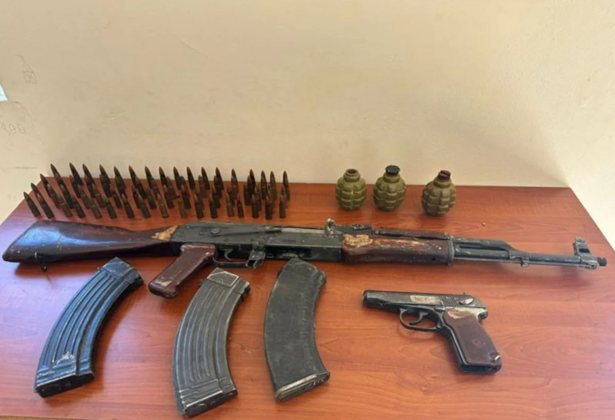 Həftəsonu qanunsuz saxlanılan 2 avtomat 1 qumbara aşkarlanıb