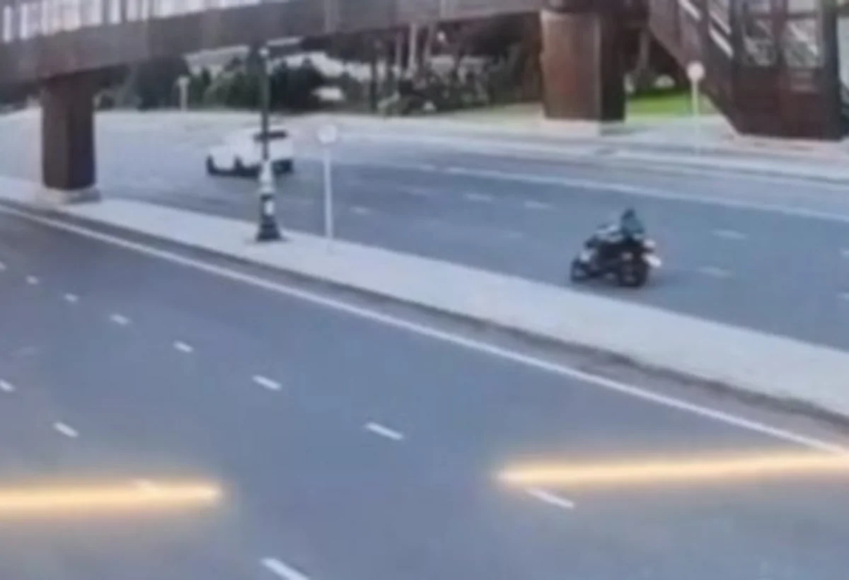Bakıda motosikletçi piyada keçidinə çırpılaraq ölüb - VİDEO