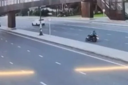 Bakıda motosikletçi piyada keçidinə çırpılaraq ölüb - VİDEO