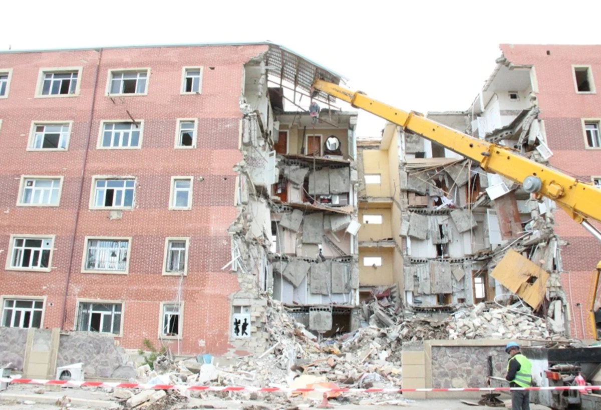 Qəzalı vəziyyətə düşmüş 34 ilin binası uçurulur