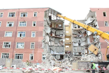 Qəzalı vəziyyətə düşmüş 34 ilin binası uçurulur