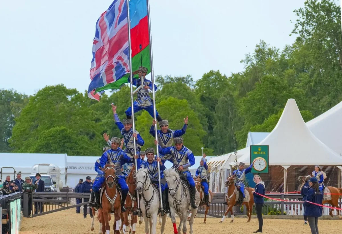 Britaniya kralı Qarabağ atlarının şousunu izləyib - FOTO