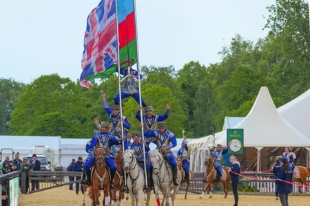 Britaniya kralı Qarabağ atlarının şousunu izləyib - FOTO