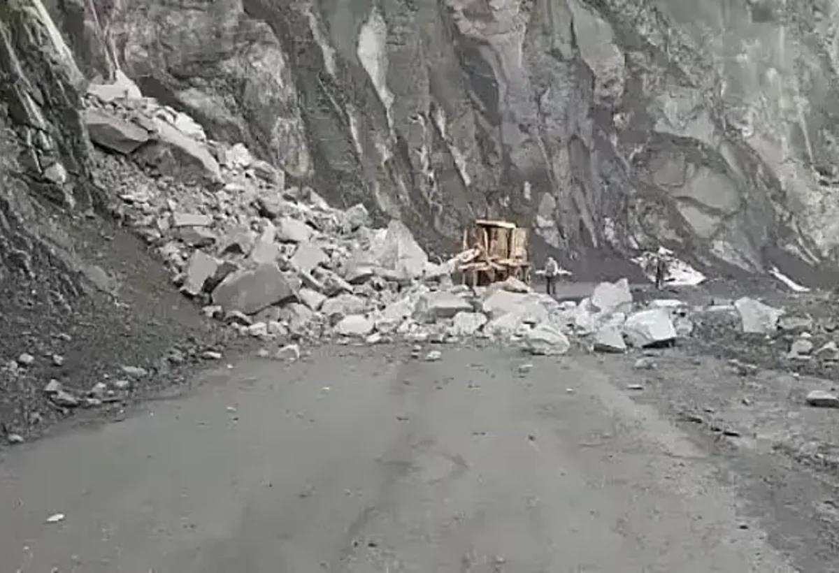 İsmayıllıda qaya uçaraq yola düşüb
