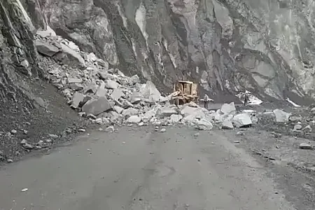 İsmayıllıda qaya uçaraq yola düşüb