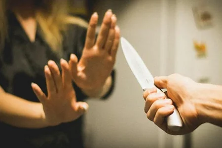 Gəncədə kişi arvadı və iki uşağını bıçaqlayıb