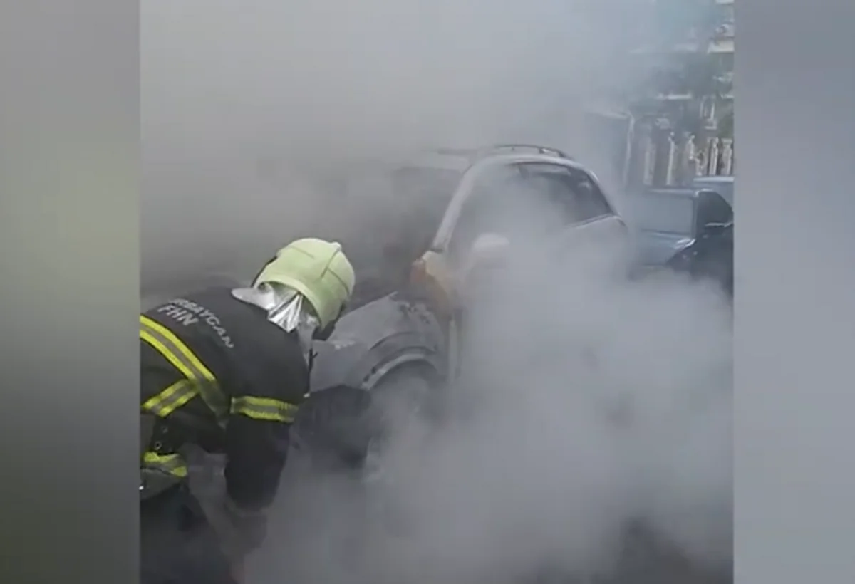 Bakıda “Opel” yandı, “Mercedes” deformasiyaya uğradı - VİDEO