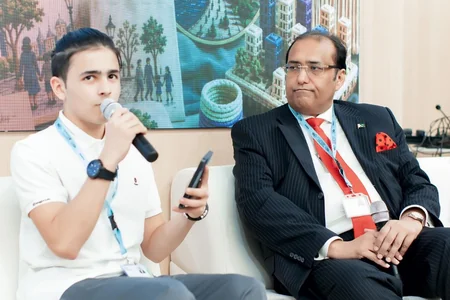 WUF13-də diqqətçəkən çıxış: 15 yaşlı azərbaycanlı beynəlxalq panelin moderatoru oldu