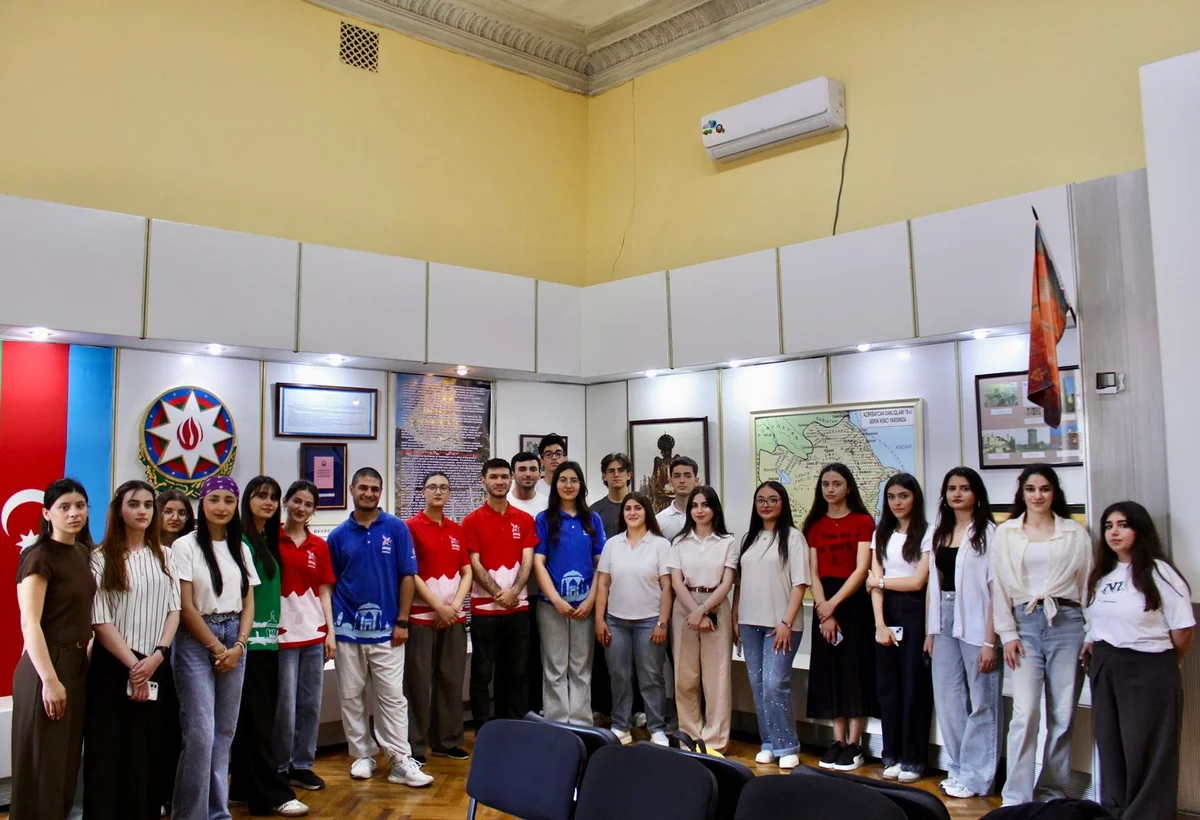 Gənclər Müstəqillik Günündə Azərbaycan İstiqlal Muzeyində - FOTO