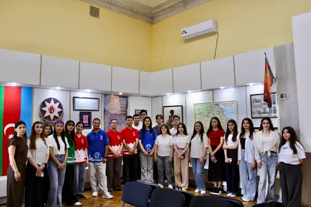 Gənclər Müstəqillik Günündə Azərbaycan İstiqlal Muzeyində - FOTO