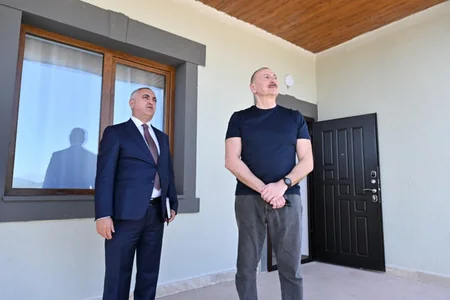 İlham Əliyev Xocalıda hərbçilər tikilən evlərə baxıb