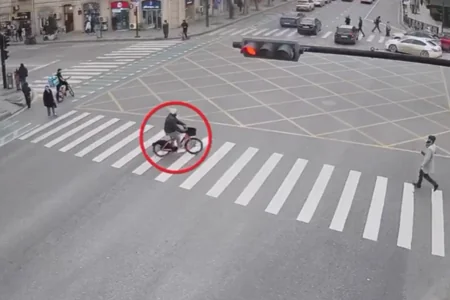 DİN: Velosiped yolu olduğu halda, onun yanındakı yolla hərəkət etmək QADAĞANDIR
