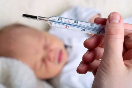 Pediatr uşaqlarda temperaturu azaltmağın sadə yollarını açıqlayıb