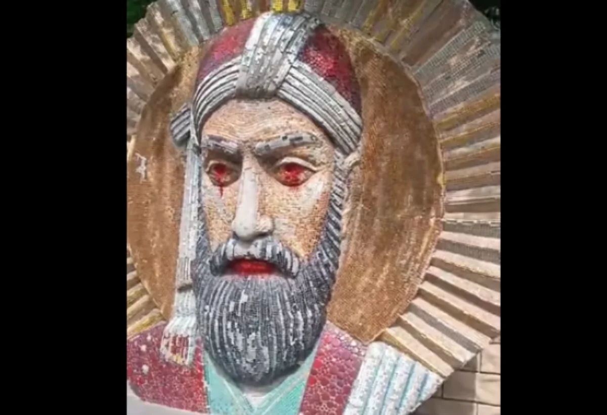 Nizami Gəncəvinin abidəsi təhqir olunub - VİDEO