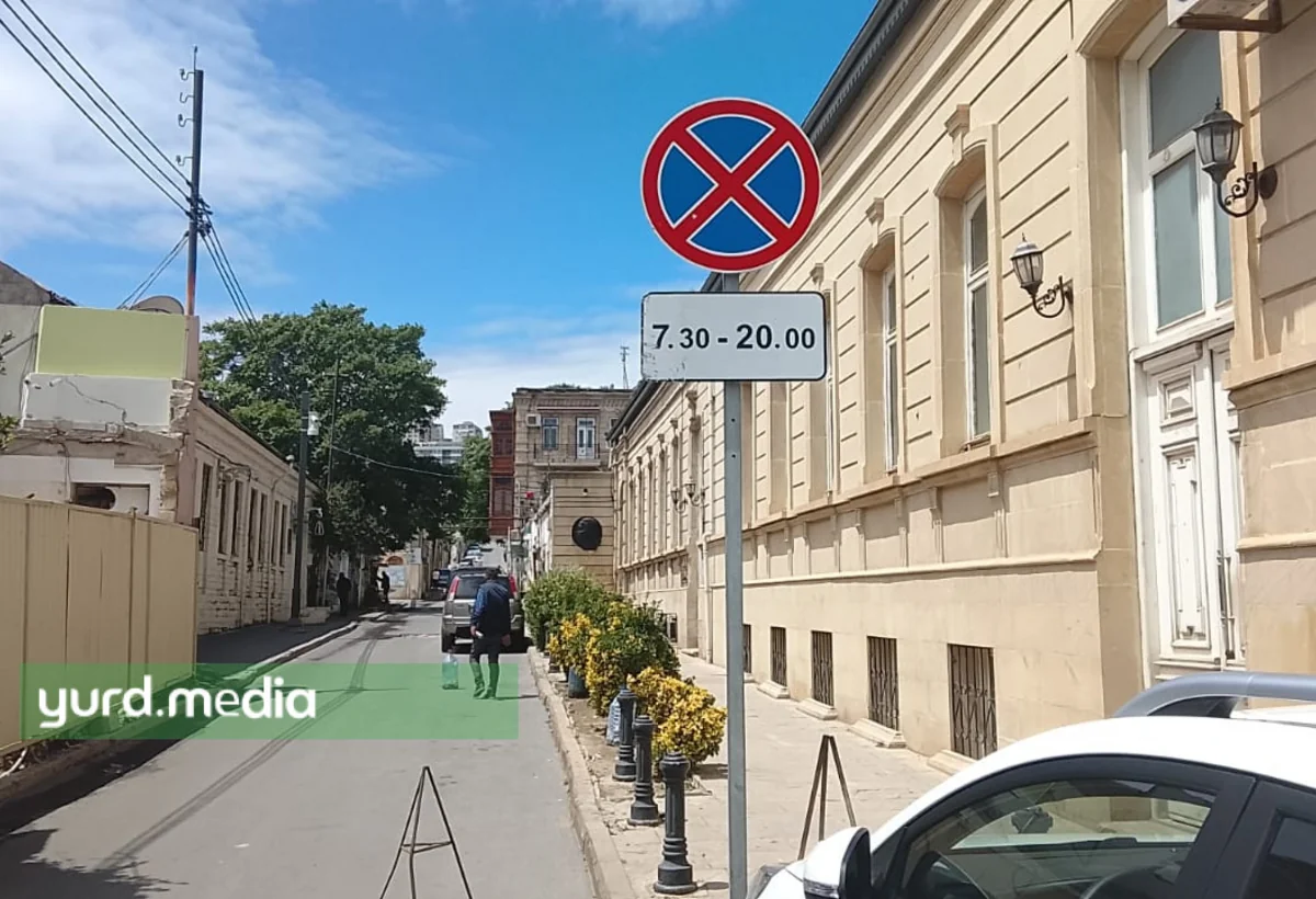 Bakının mərkəzində qazılan yol bərpa olunmur, qadağa nişanının altında qanunsuz parkinq - FOTO