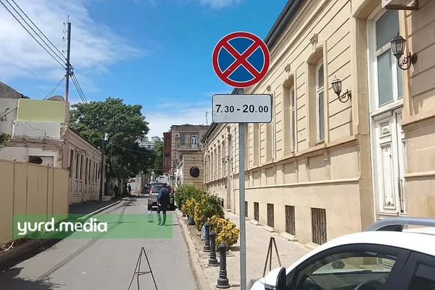 Bakının mərkəzində qazılan yol bərpa olunmur, qadağa nişanının altında qanunsuz parkinq - FOTO