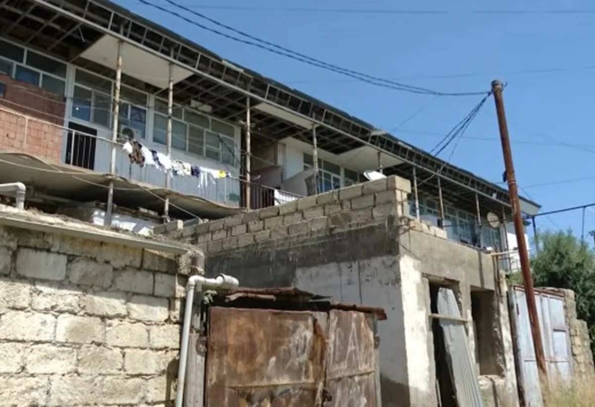 Əsrdən çox yaşı olan bina qəzalı vəziyyətdə: 12 ailə təhlükə ilə ÜZ-ÜZƏ - VİDEO