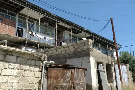 Əsrdən çox yaşı olan bina qəzalı vəziyyətdə: 12 ailə təhlükə ilə ÜZ-ÜZƏ - VİDEO