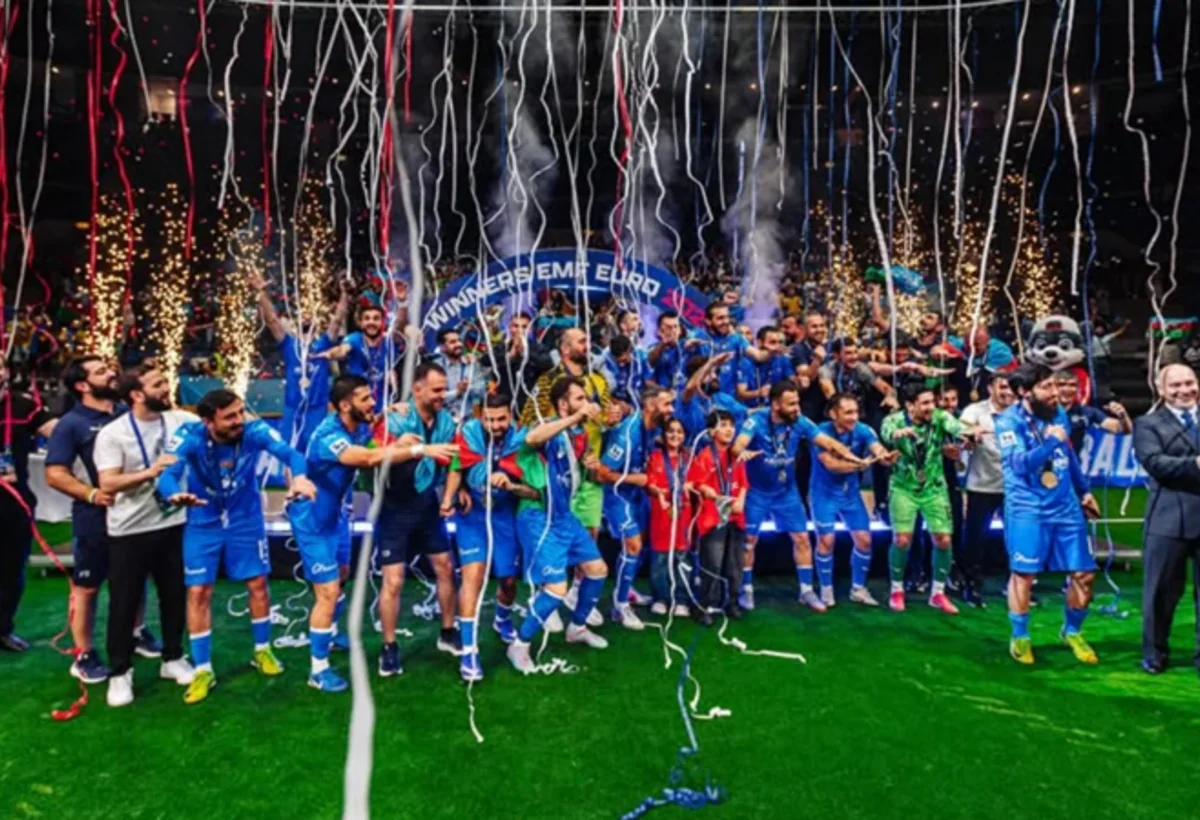 İlham Əliyev çempion minifutbolçuları mükafatlandırdı