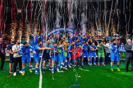 İlham Əliyev çempion minifutbolçuları mükafatlandırdı