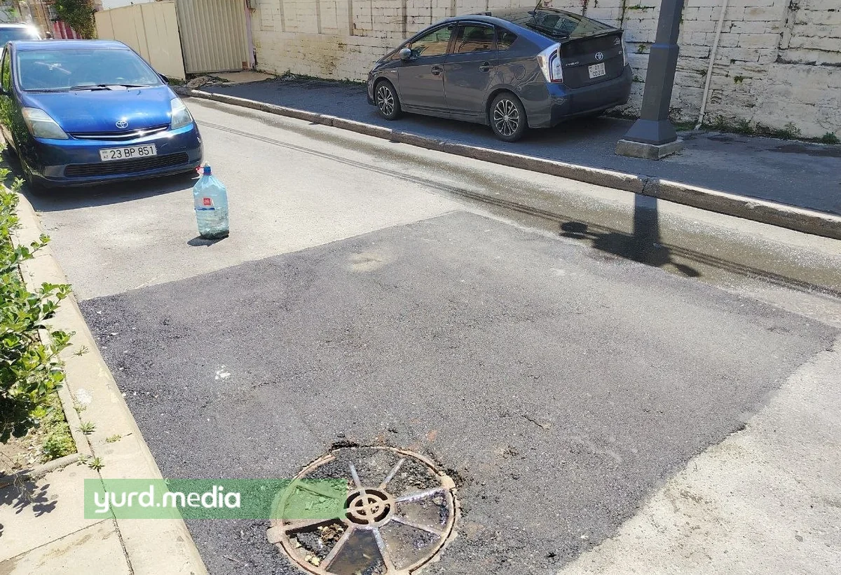 Bakının mərkəzində çuxur asfaltlandı, amma qanunsuz parkinq hələ də qalır